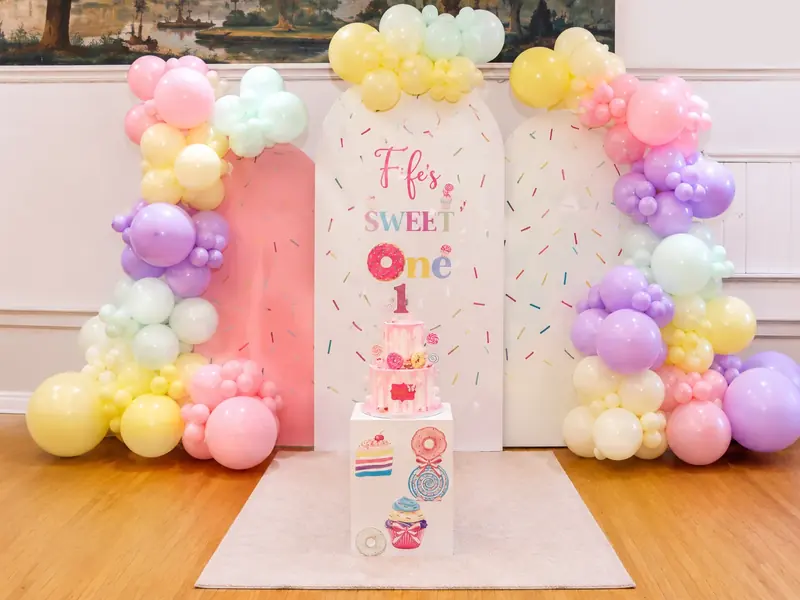 Fivelle Event Studio pastel birthday installation featuring bespoke backdrop and balloons